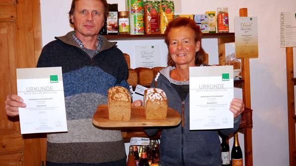 Die Bioland-Bäckerei auf dem Eichelberghof in Hardegsen-Espol ist auf der Fachmesse Südback in Stuttgart für ihr Sesam- und Roggenbrot jeweils mit Gold ausgezeichnet worden.
